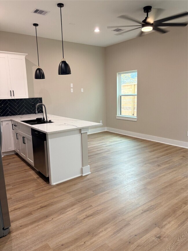 Building Photo - 2105 Esther Dr