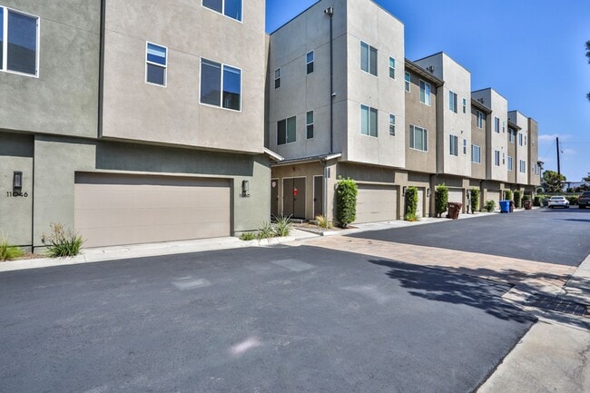 Building Photo - 3 bedroom 2.5 bath in Gated Community