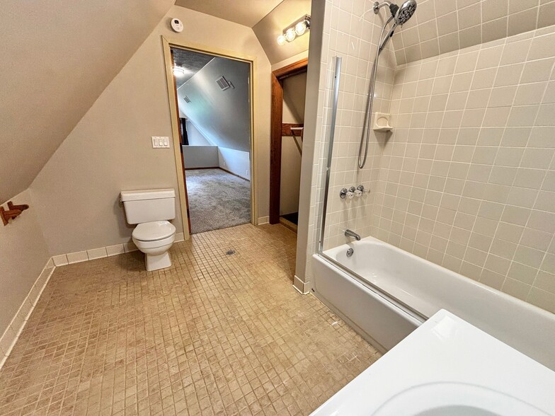 Building Photo - 553 Foundry St