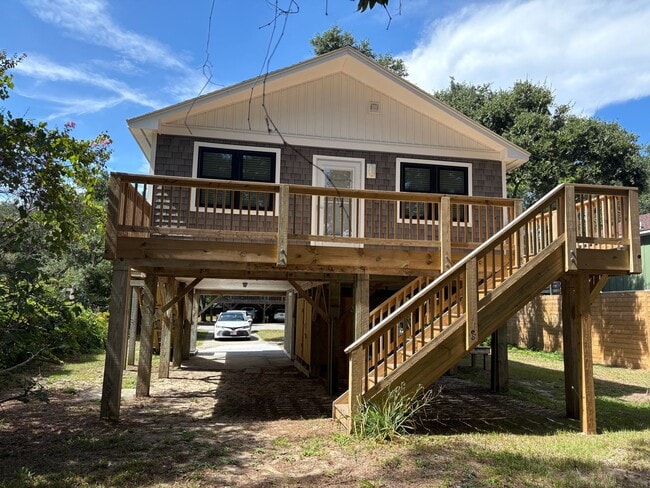 Building Photo - Available now for 12 month lease! 2150 per...