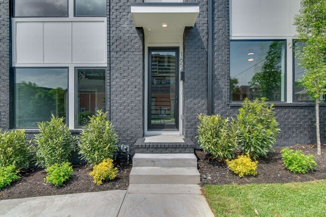 Building Photo - 1654 19th Ave S