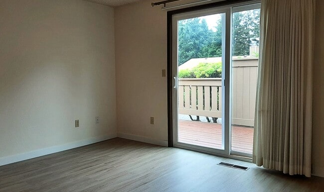 Building Photo - University Place Gem! 2 bedroom with Fireplace!