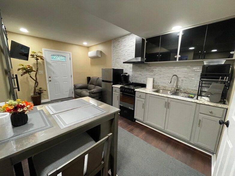 Building Photo - 115 Ivy log Pl