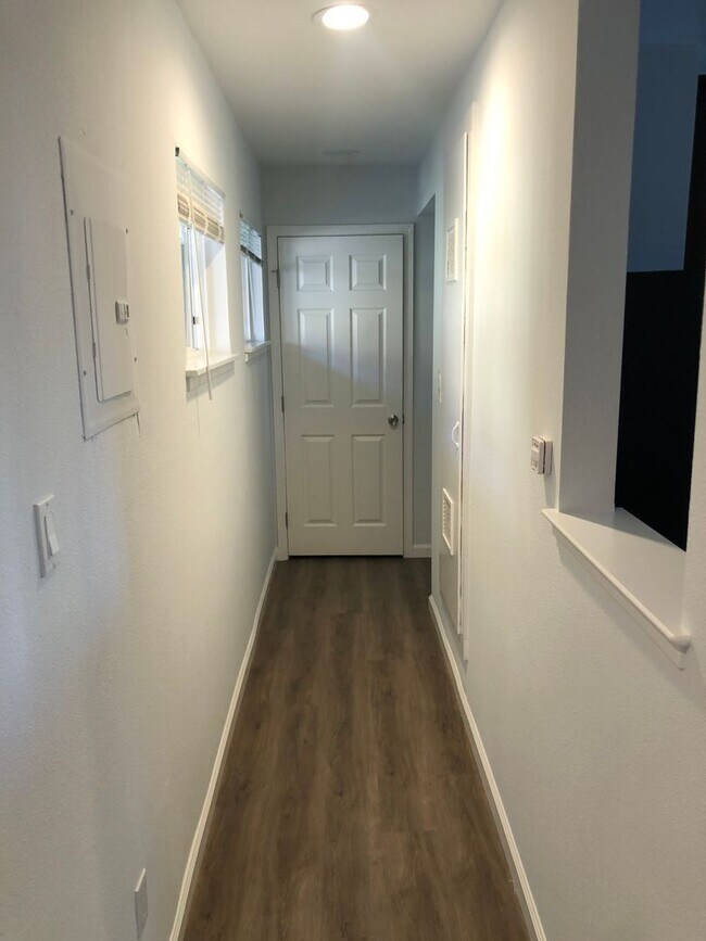 Building Photo - Must See Spacious Studio Apartment