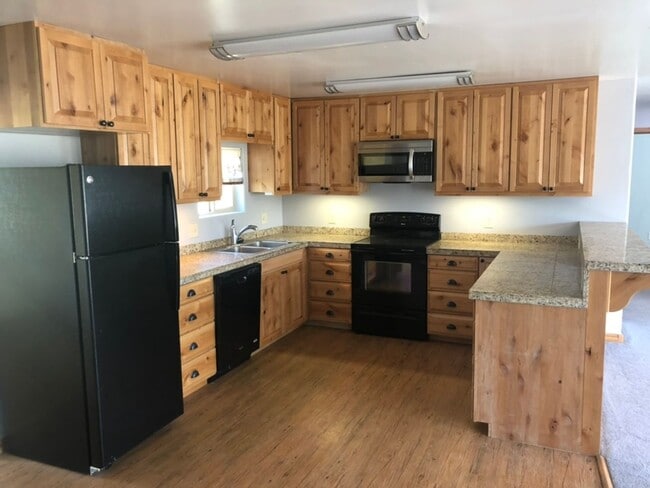 Building Photo - 3 Bedroom Home With Garage - Victor