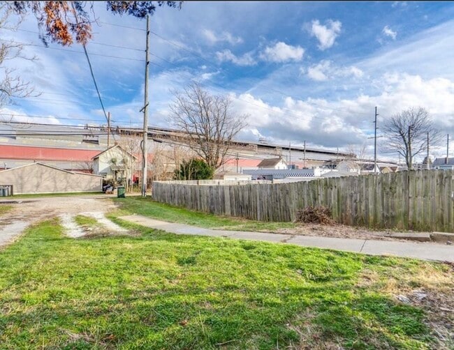 Building Photo - 1520 Bryan Ave SW