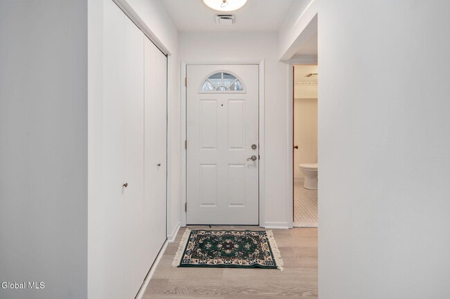 Building Photo - 4 Sugarbush Rd