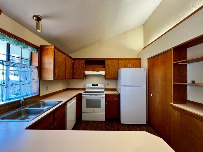 Building Photo - Move in special - $150 off first month's rent!