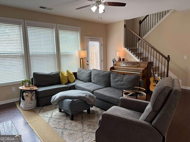 Building Photo - 1055 Hampton Oaks Dr