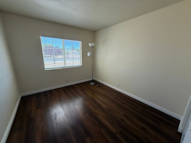 Building Photo - Beautiful Home In Apple Valley Vineyards-4...