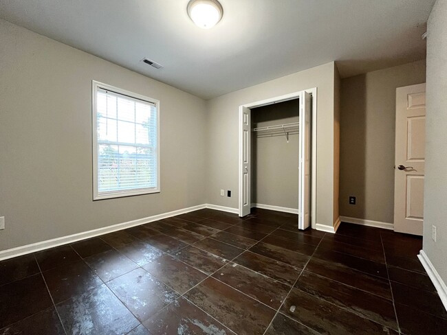 Building Photo - Available November 2024, 3 Bedroom 2 Bathr...