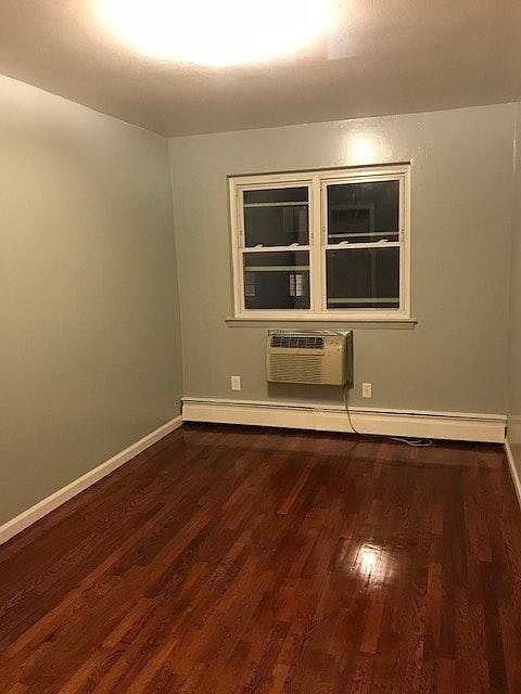 Building Photo - "Charming 3-Bedroom Oasis with 2 Full Bath...