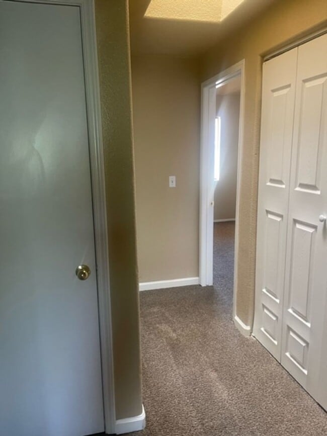 Building Photo - 3 Bedroom Townhouse!!