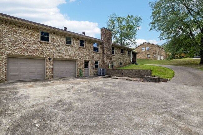 Building Photo - Pet Friendly Four Bedroom with Basement!