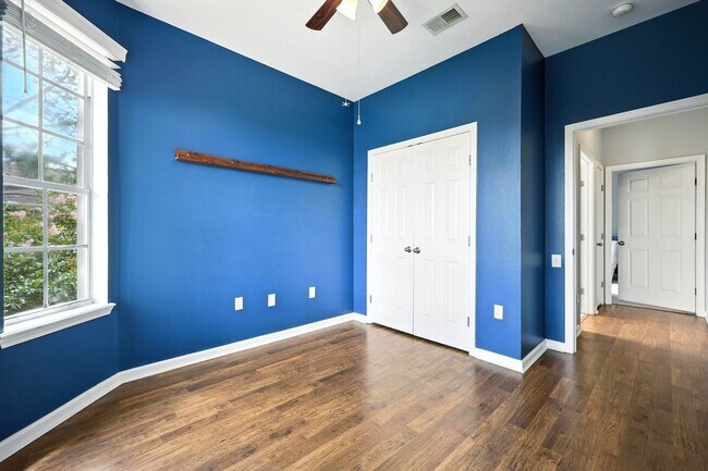 Building Photo - Bright Top-Floor Condo in Resort-Style Gat...