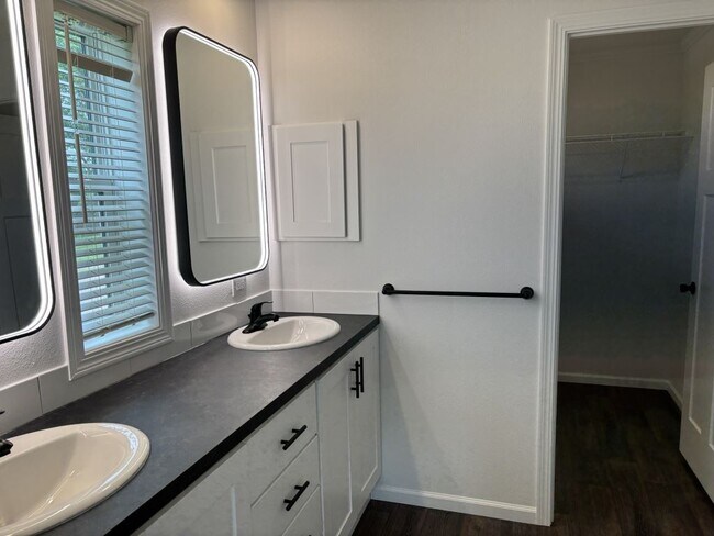 Building Photo - 352 Cimarron