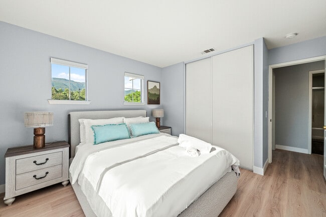 Building Photo - 10919 Mirador Dr