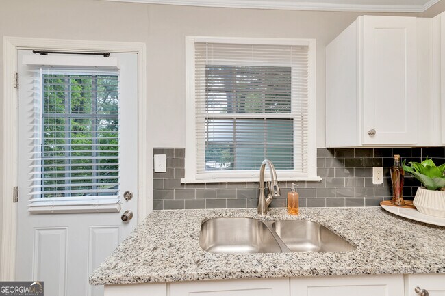 Building Photo - 192 Woods Dr NE