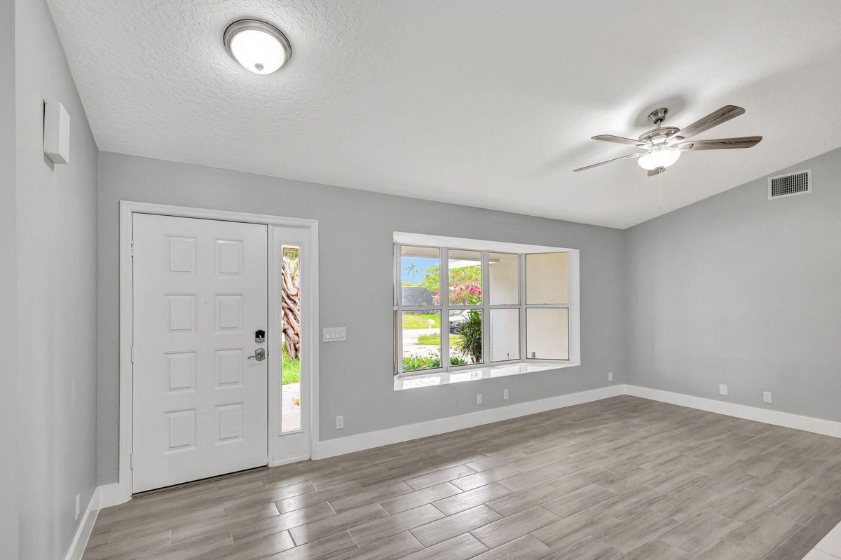 Building Photo - 843 Azalea Dr