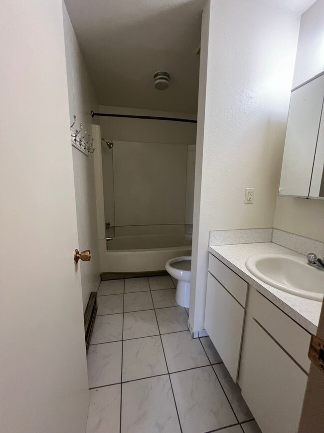 Building Photo - 2 Bedroom, 1.5 Bathroom - Upstairs/Downsta...