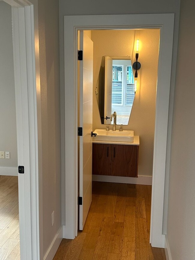 Building Photo - Urban Modern 5 Bedrooms, 3 1/2 Bathrooms, ...