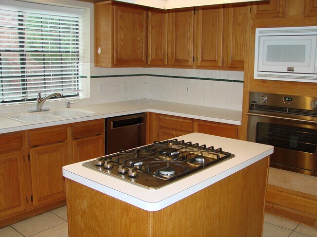 Building Photo - 462 Everington Dr