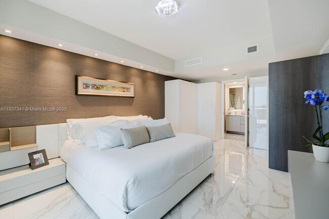 Building Photo - 1010 Brickell Ave