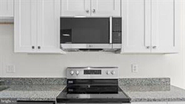 Building Photo - RENOVATED TOWNHOUSE WITH 3 BEDROOMS AND 1.5 BATHS, FENCED BACKYARD