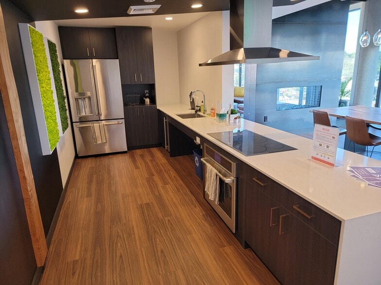 Amenity: Fully equipped kitchen in lounge - 450 S Main St