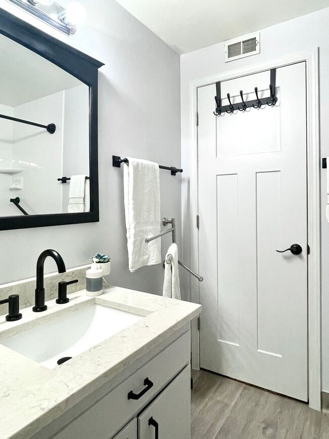 Building Photo - 521 E 5th Ave