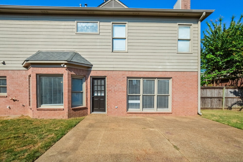 Building Photo - 2033 Oak Springs Dr