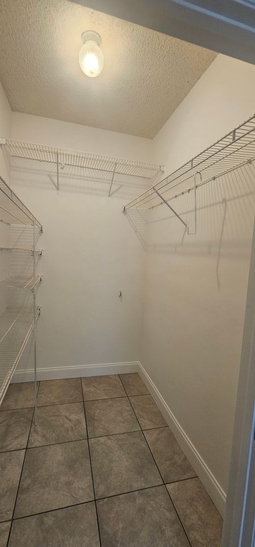 Building Photo - 14560 Laguna Beach Cir