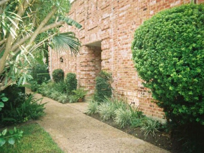 Building Photo - 2822 Briarhurst Dr