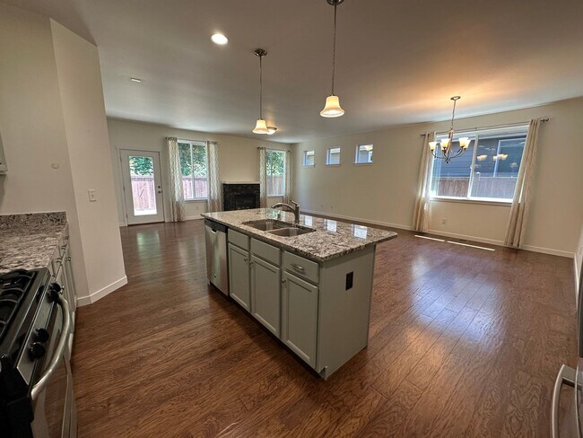 Building Photo - 3 Bed, 2.5 Bath House in Cordata Neighborhood