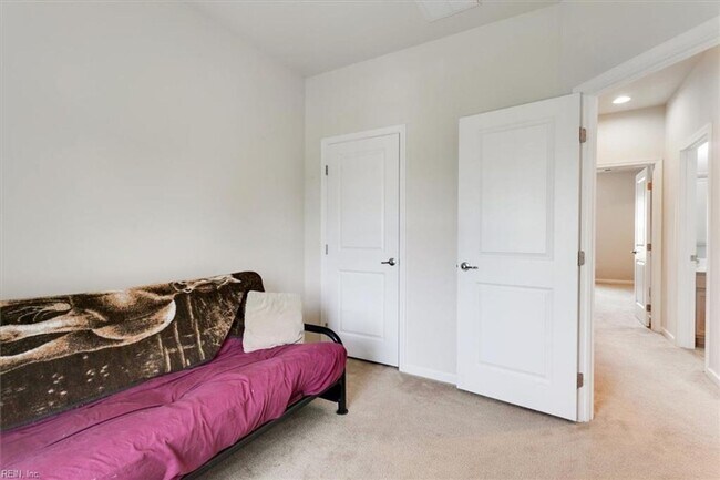 Building Photo - 3 bedroom/ 2 full bathroom and 1 half bathroom -Villages at Candle Station