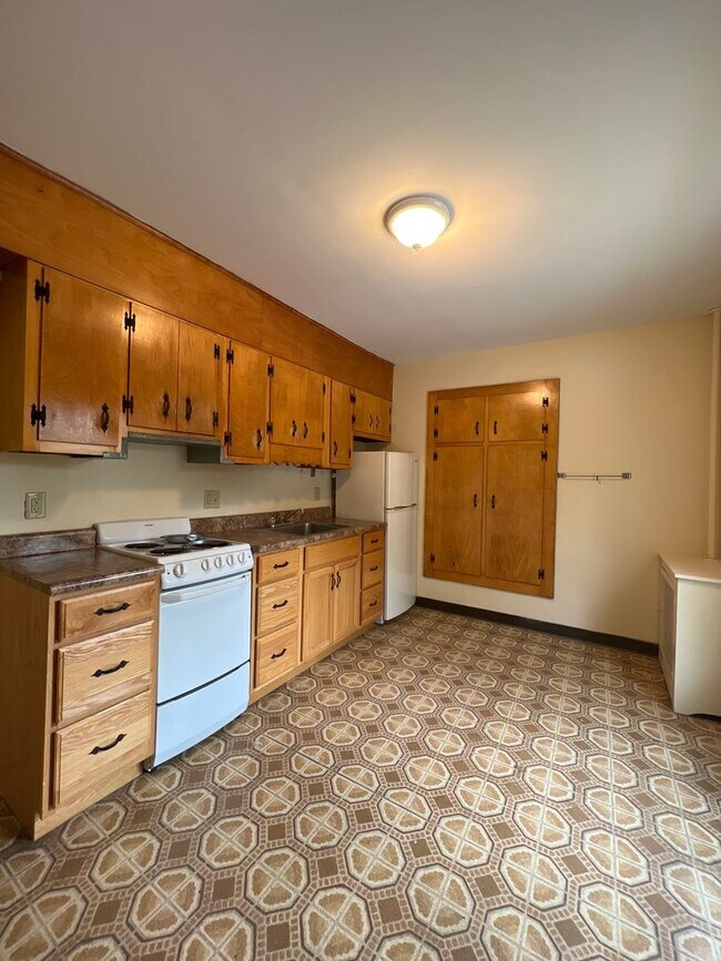Building Photo - Two Bedroom apartment near engineering and...