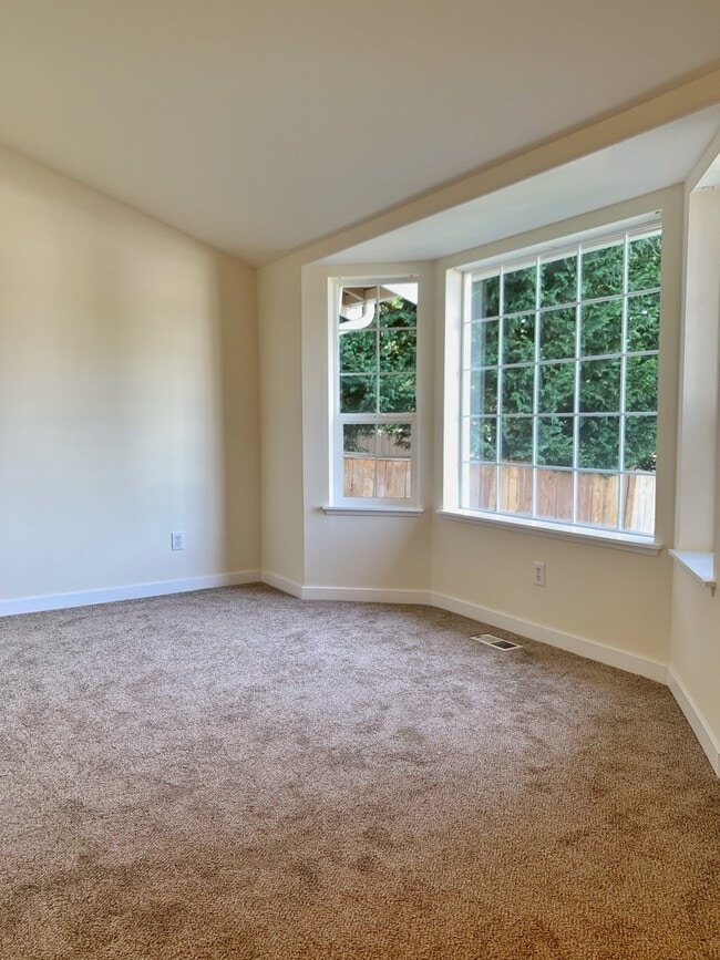 Building Photo - Bright and airy 4 bed!