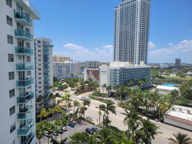 Building Photo - 3901 S Ocean Dr