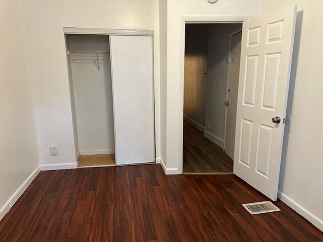 Building Photo - 1st Floor 1 Bed 1 Bath Apt Located On Lexi...