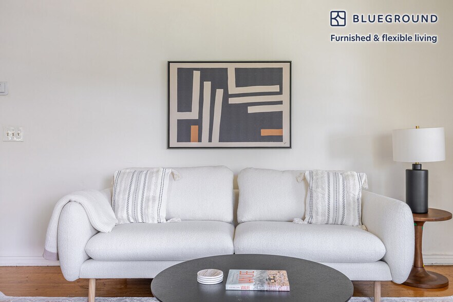 Building Photo - 136 S Roxbury Dr