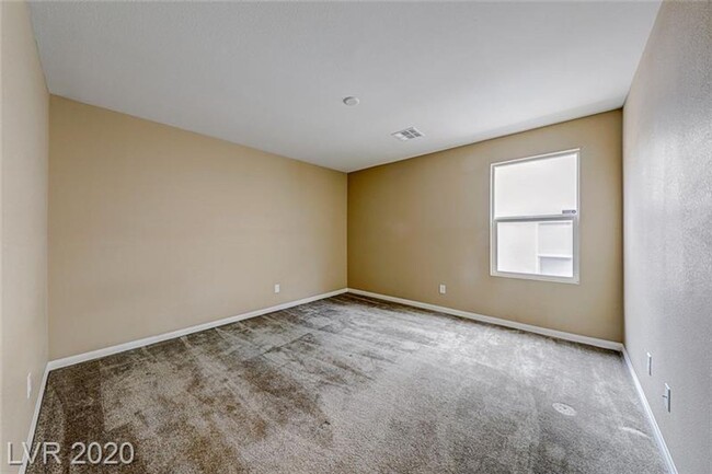 Building Photo - Northwest 4 bedroom!