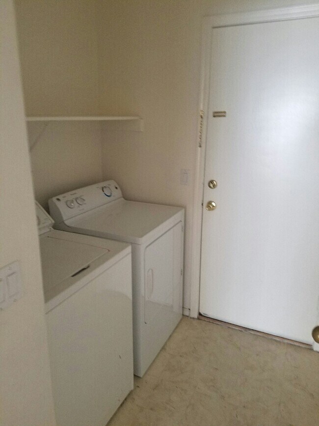Building Photo - SPACIOUS HOME IN GREAT NORTHWEST LOCATION!
