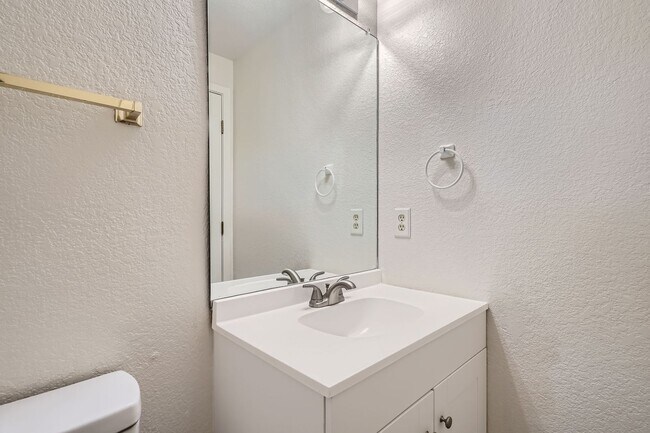 Building Photo - 5 bed 3.5 bath Plum Creek home