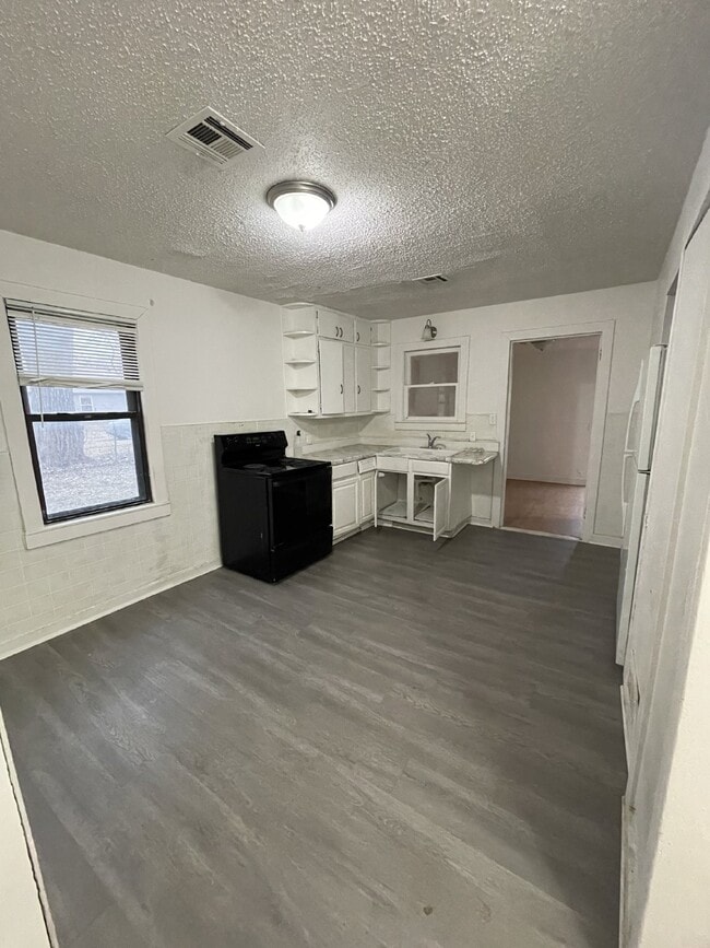 Building Photo - "Charming 3-Bed Home with Gleaming Hardwood Floors in Prime Wichita Location!"  Hurry! Limited-Ti...