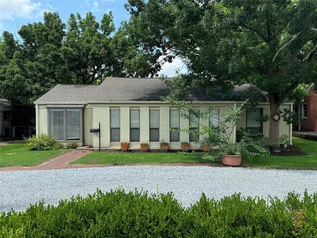 Building Photo - 2251 Country Club Dr