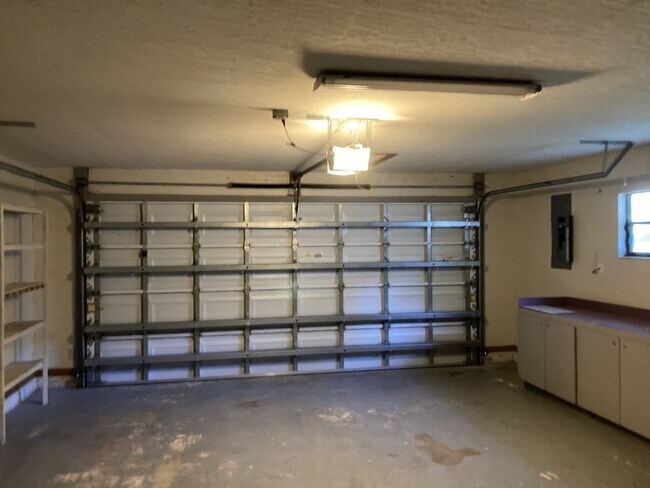 Building Photo - Charming 3 bedroom, 2 bathroom house with ...