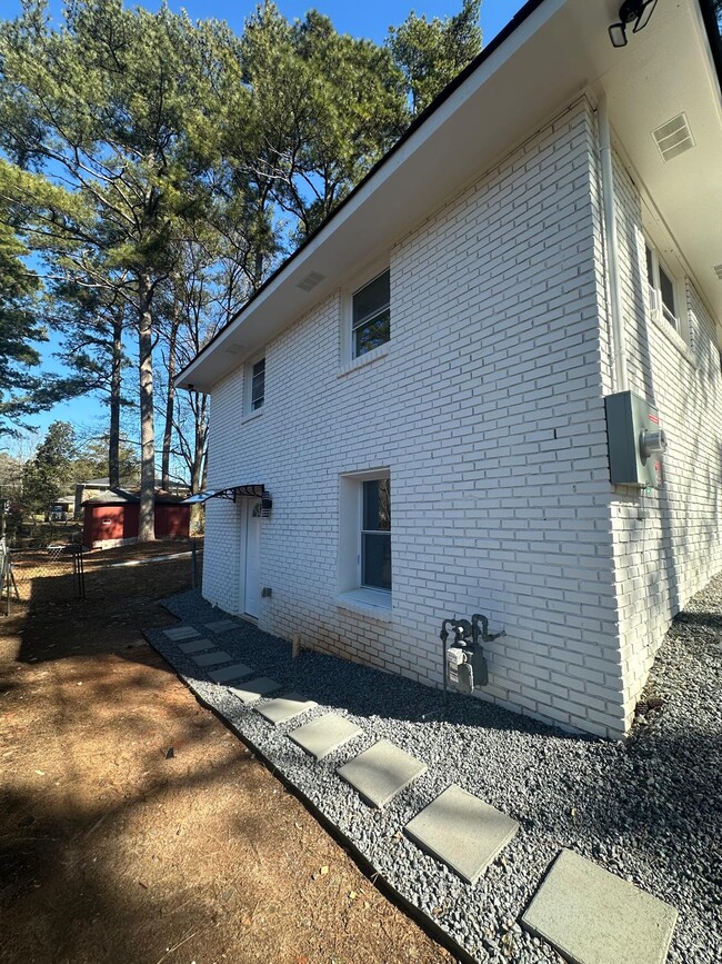 Building Photo - 520 Jerry Ln