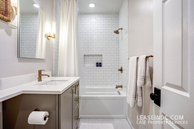 Building Photo - 719 Gallatin St NW