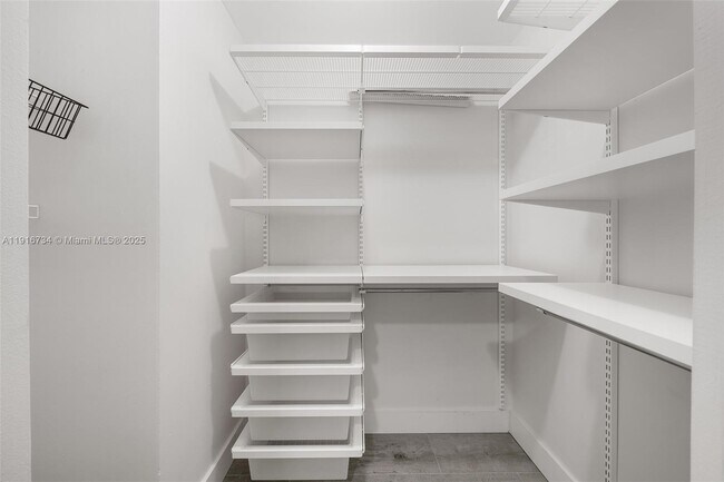 Building Photo - 950 Brickell Bay Dr