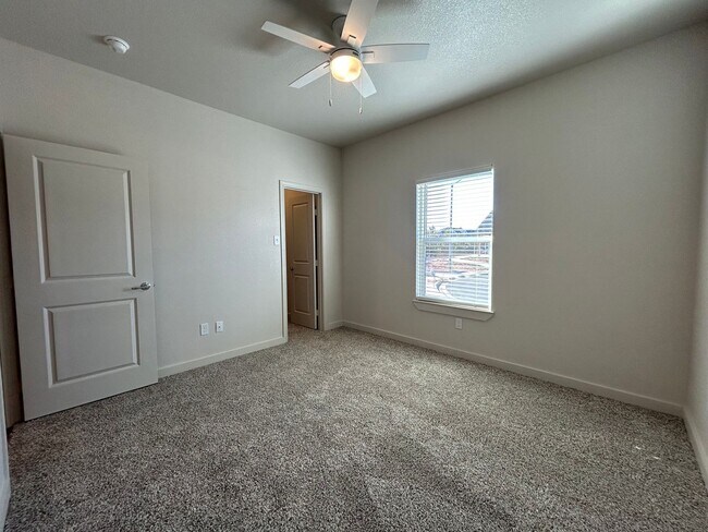 Building Photo - Luxury Townhome in Abbey Glen Community!